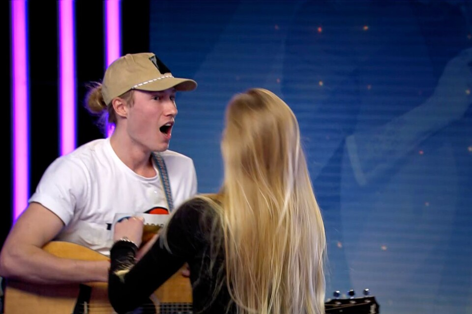 Felix Ek från Limmared överraskas av flickvännen Ellen i Idol.