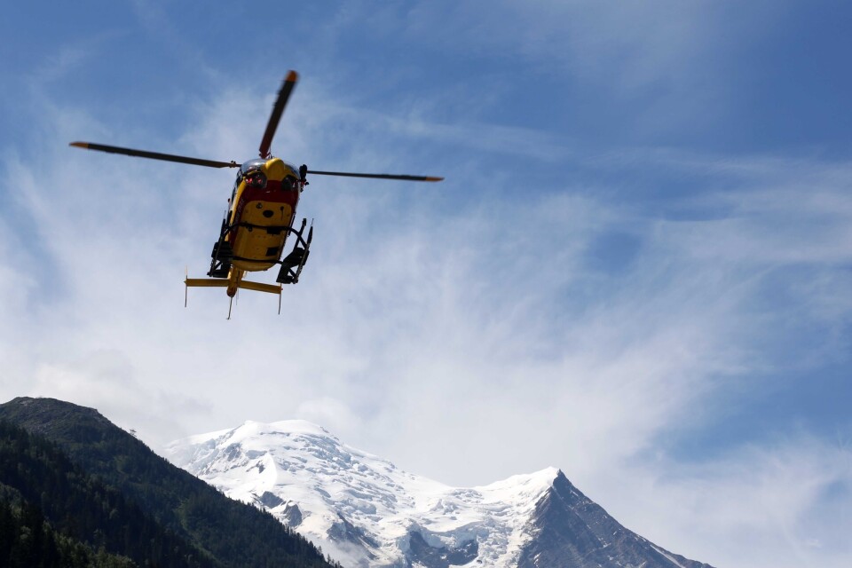 Flera personer har mist livet i olyckor i franska alperna. På bilden en tidigare räddningsinsats i Chamonixdalen.