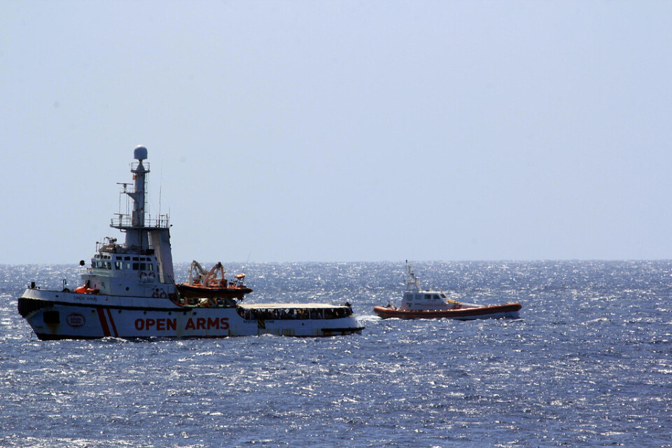 Open Arms och en båt från italienska kustbevakningen utanför Lampedusa i södra Italien. Arkivbild.