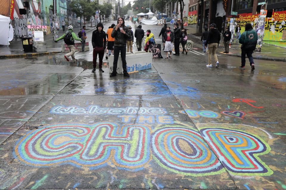 "Välkommen till CHOP" står det vid barrikaderna till det ockuperade området i Seattle som polisen börjat utrymma.