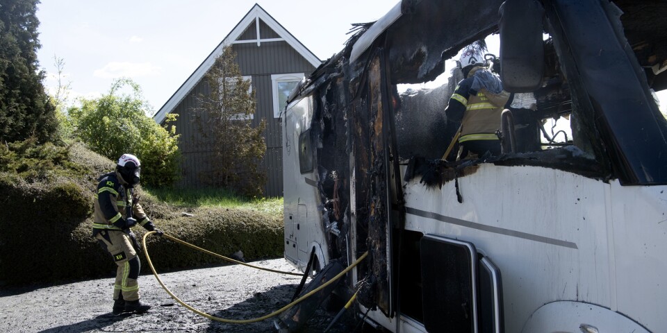 Ägare flyttade brinnande husbil – räddade troligen villa
