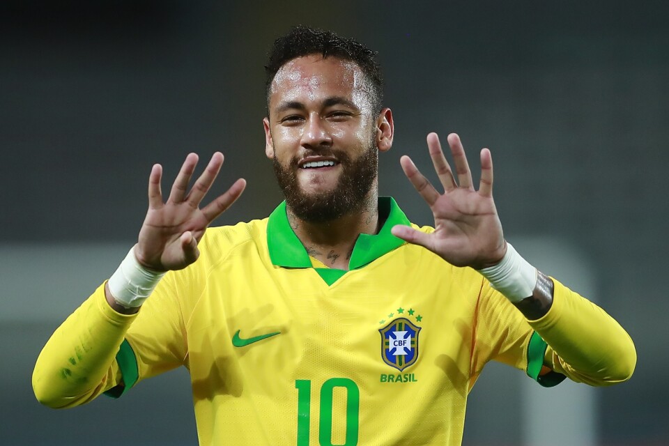 Neymar gjorde hattrick när Brasilien slog Peru. Han gick därmed förbi Ronaldo som landslagsmålskytt och hyllade legendaren med nio fingrar i luften, Ronaldos tröjnummer.