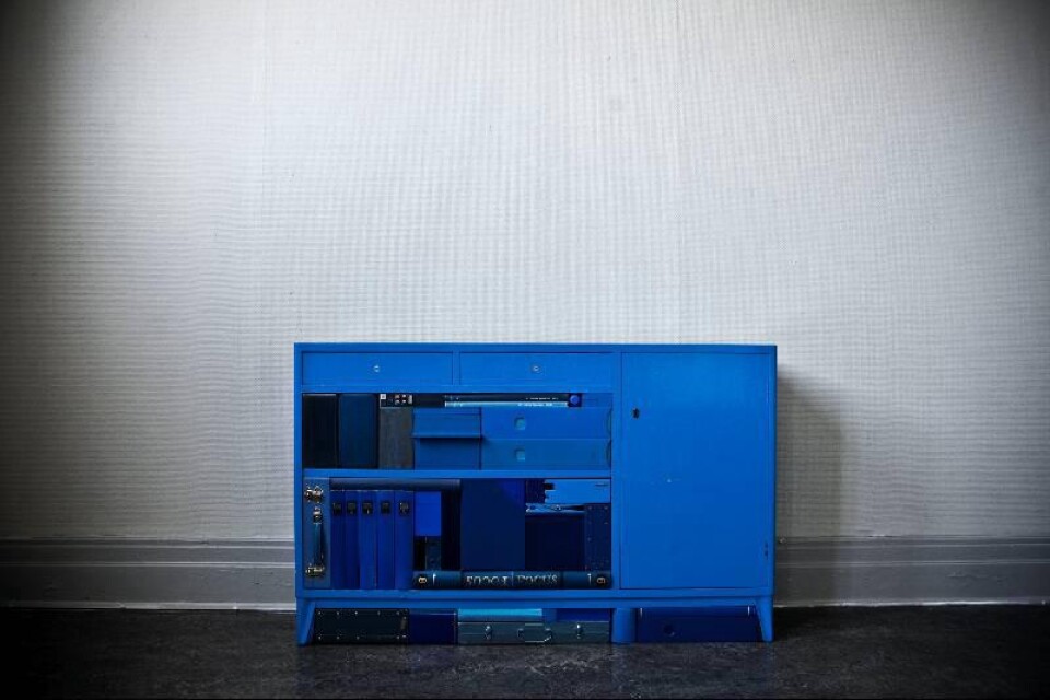 En blå möbel fylld med blå ting.