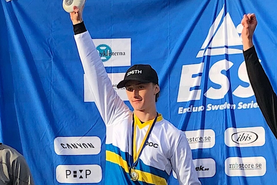 Adam Larsson med guldmedaljen runt halsen.