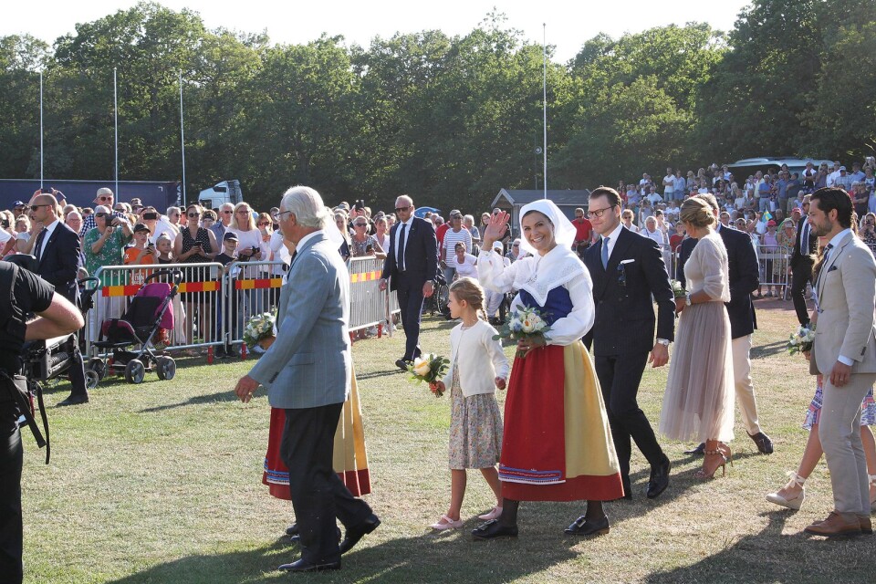 Kungafamiljen anlände till Borgholms Idrottsplats till folkets jubel.