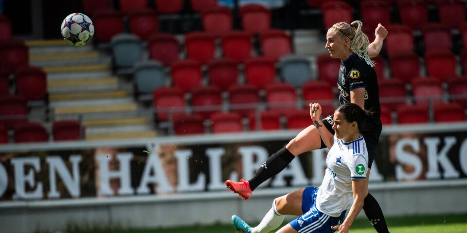 Hanna Stokki är framme i en av flera Växjö DFF-chanser men skjuter högt över. Målskyttet är lagets enda problem.