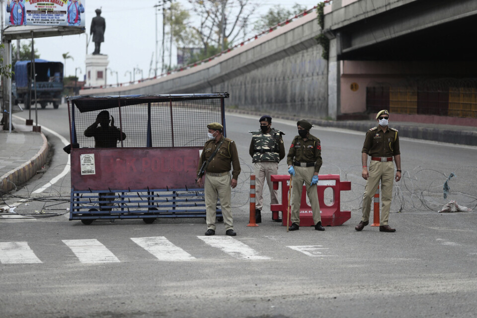 Indisk polis vaktar en väg i Jammu. Arkivbild.