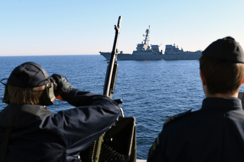 Under den gångna helgen övade det svenska minröjningsfartyget HMS Vinga tillsammans med den amerikanska jagaren USS Forrest Sherman. Övningarna genomfördes i norra Östersjön. Pressbild.