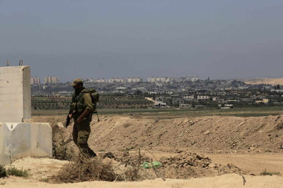 Israelisk militär vid en postering nära gränsen mellan Israel och Gazaremsan. Personen på bilden har inget med texten att göra. Arkivbild.