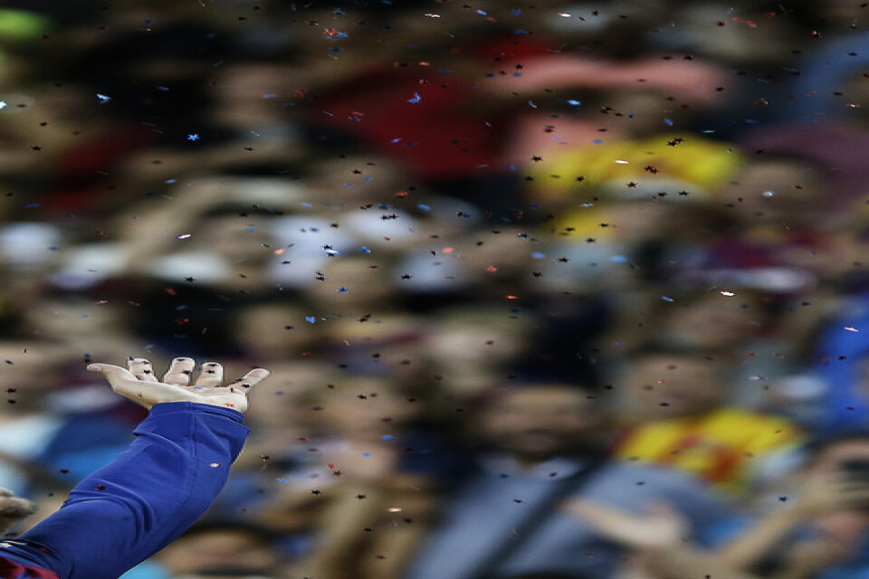 Antoine Griezmann firade sitt andra mål mot Real Betis genom att kasta upp konfetti i skyn.
