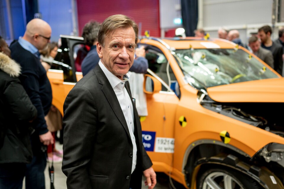 En nöjd Håkan Samuelsson inspekterar "vraket" efter ett krocktest på Volvo Cars säkerhetscenter i Göteborg.