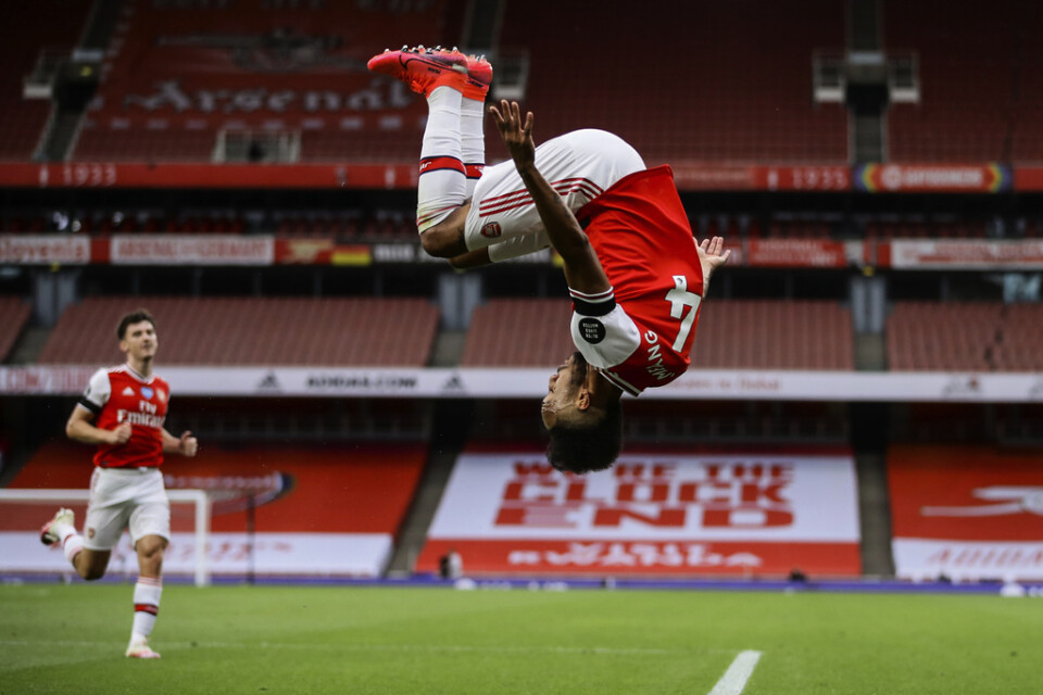 Arsenals Pierre-Emerick Aubameyang visade upp sina akrobatiska färdigheter efter ett av sina två mål hemma mot Norwich.