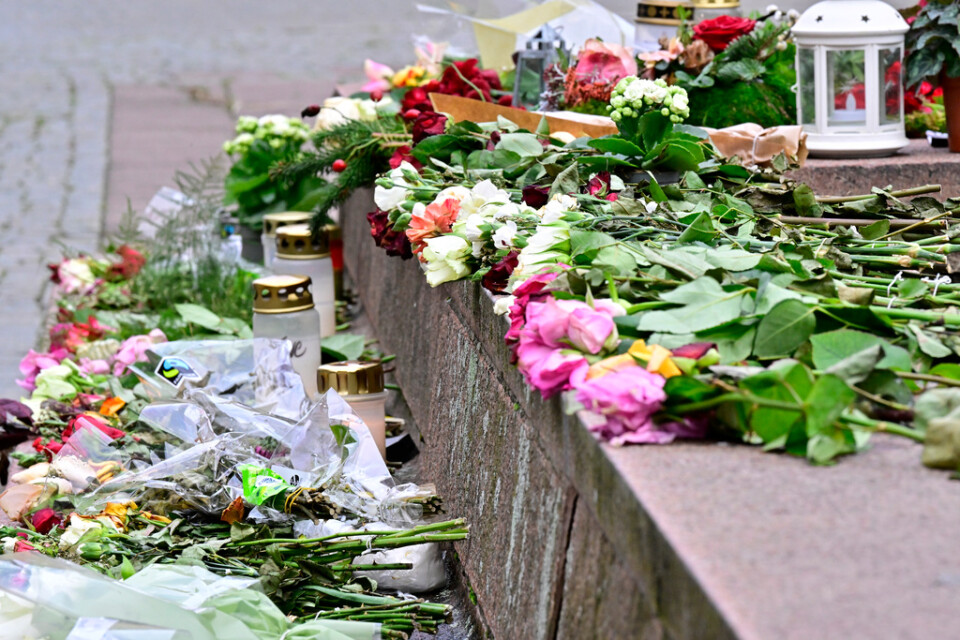 Blommor och ljus vid en minnesplats för den 21-åriga kvinnan i Vetlanda. Arkivbild.