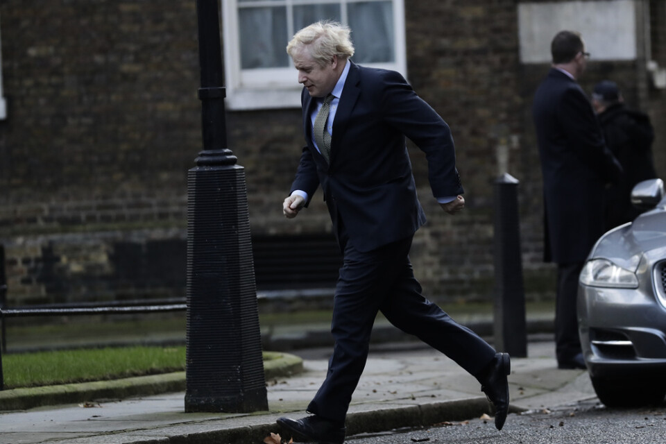 Premiärminister Boris Johnson återvänder till 10 Downing street efter ett möte med drottning Elizabeth på Buckingham Palace.