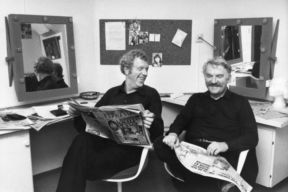 Tage Danielsson och Hasse Alfredson läser recensionerna dagen efter premiären av revyn "Under dubbelgöken" 1979.