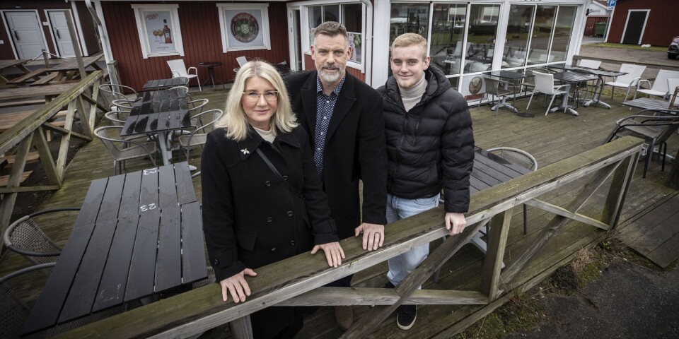 Stetti café & bistros nya ägare är familjen Strandstierna. Mamma och pappa, Ulrika, Björn låter sonen Sixten Strandstierna ansvara för verksamheten i sommar.