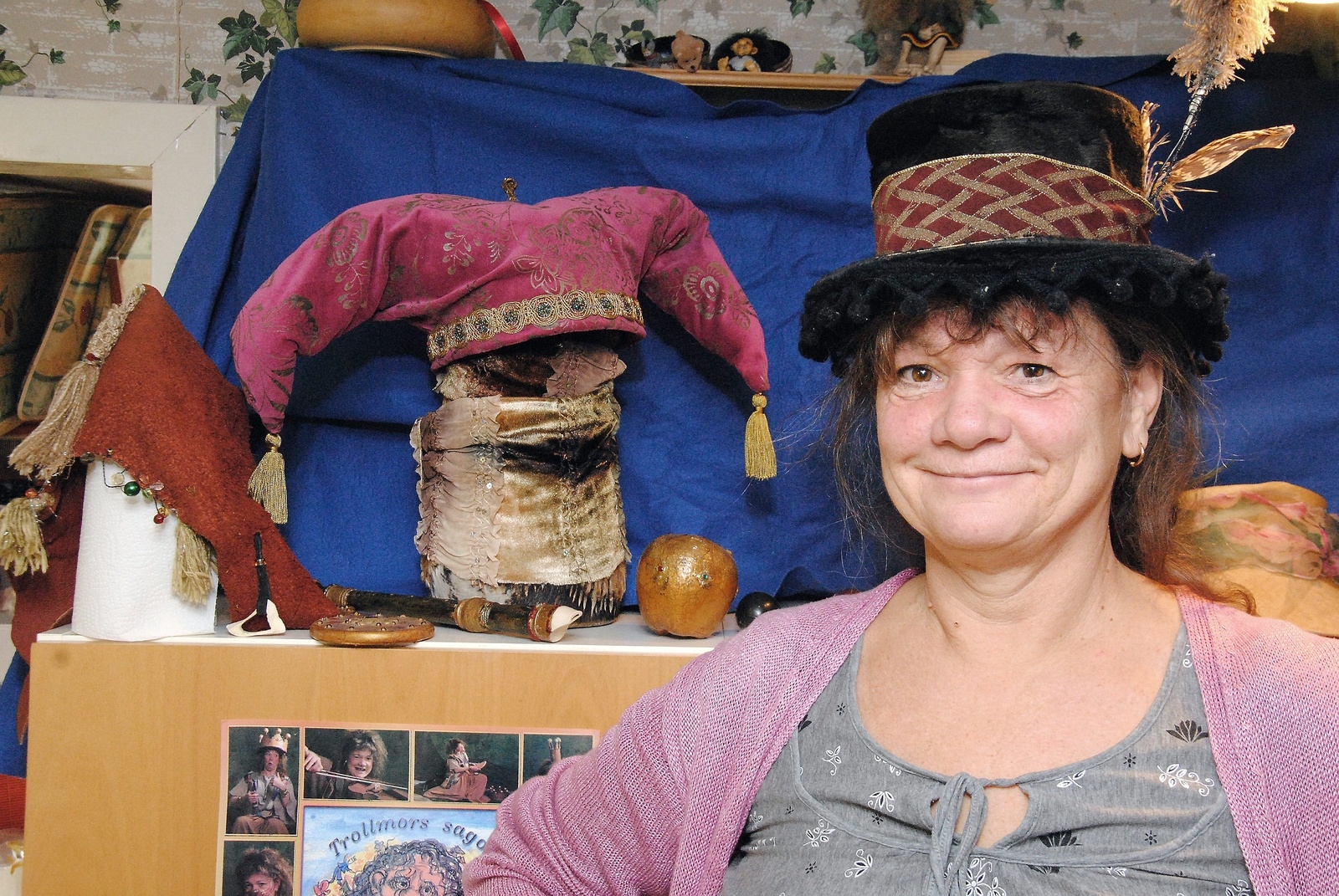 Åse Alexandersson använder sig ofta av hattbyten när hon låter Trollmor berätta sina historier.
Foto: Håkan Jacobsson