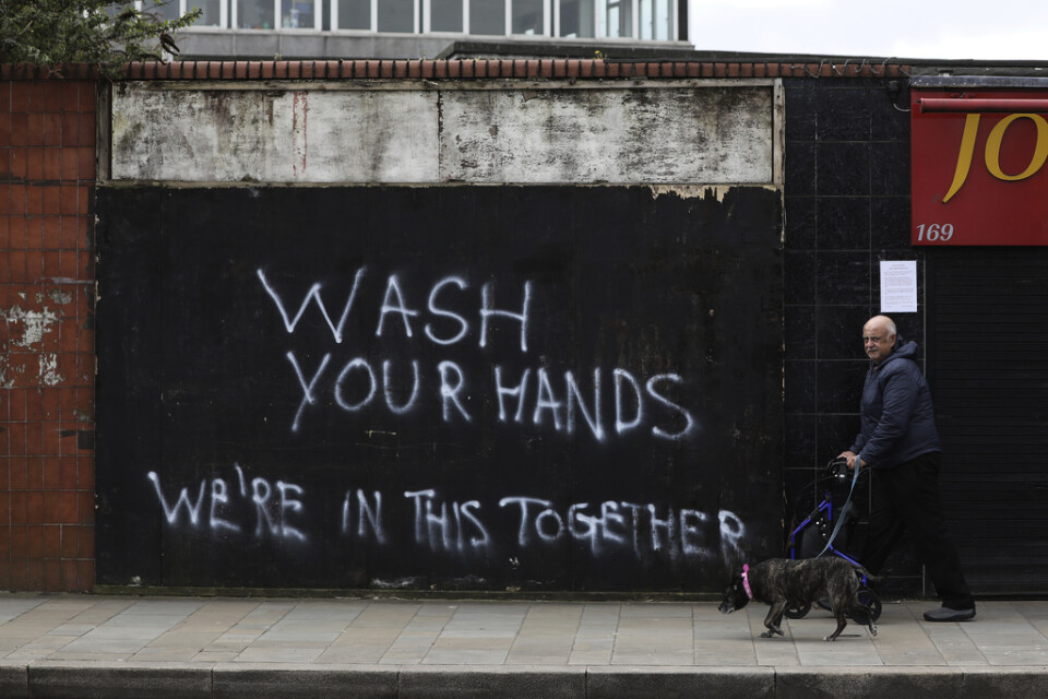 "Tvätta händerna", uppmanar ett klotter i Belfast i Nordirland. Polisen där ber allmänheten att rapportera in personer som bryter mot restriktionerna. Arkivbild.