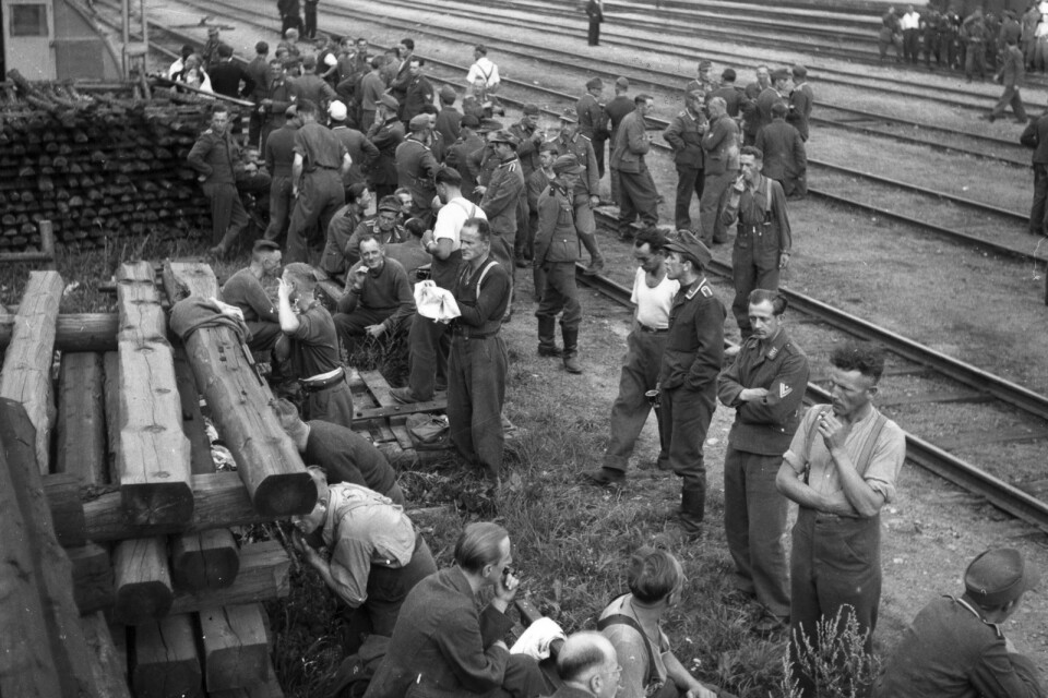 Under andra världskriget tillät Sverige tysk trupp att passera genom landet i den så kallade permittenttrafiken. Här syns tyska soldater under ett permittenttågs uppehåll i Hallsberg.