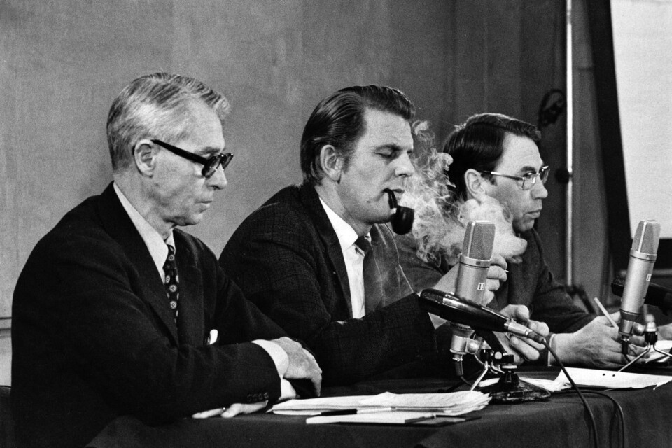 Den borgerliga oppositionens partiernas partiledare Gösta Bohman M(, )Thorbjörn Fälldin, (C) och Gunnar Helén (FP)  vid en presskonferens någon gång omkring 1970.