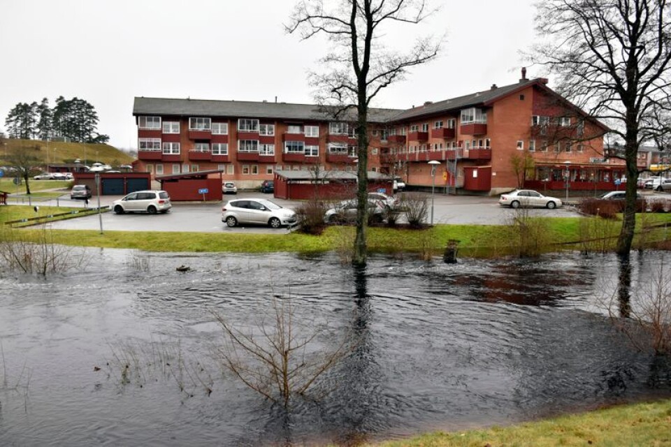 Vattennivån är en knapp halvmeter från att nå parkeringen vid Ådalsvägen, centrala Olofström.