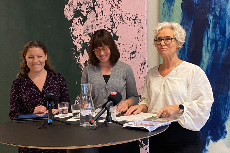 Styret i Växjö presenterar sin budget. På bild Pernilla Bodin (MP), Maria Garmer (V) och Malin Lauber (S).