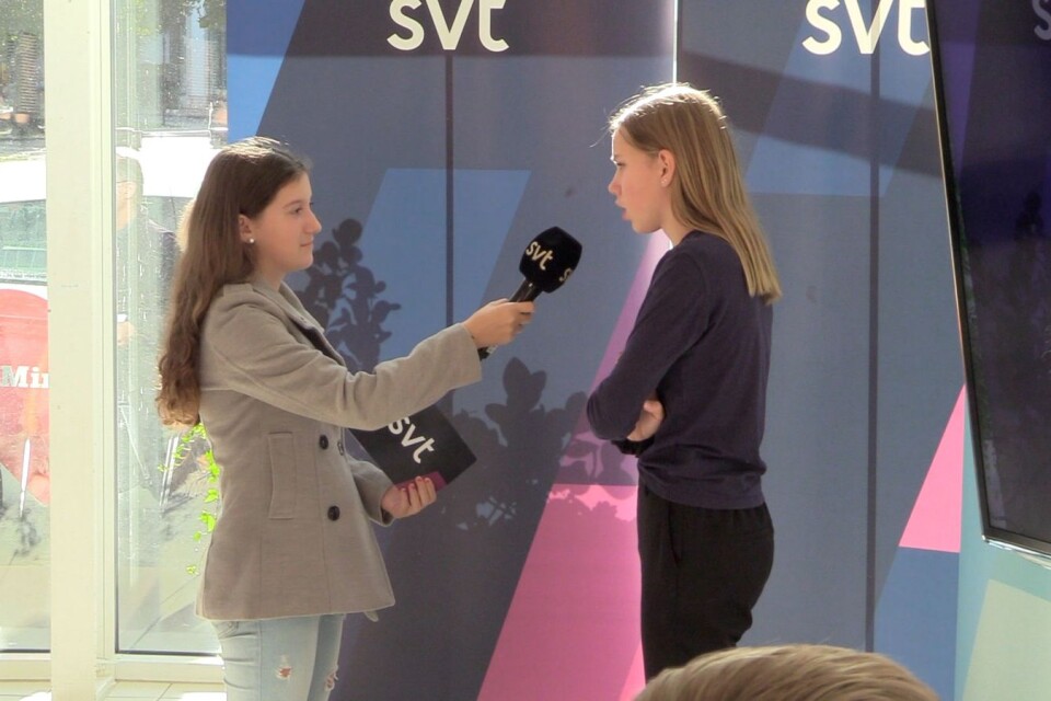 Renata Bucei testar på att intervjua Tuva Torstensson framför SVT´s kamera.