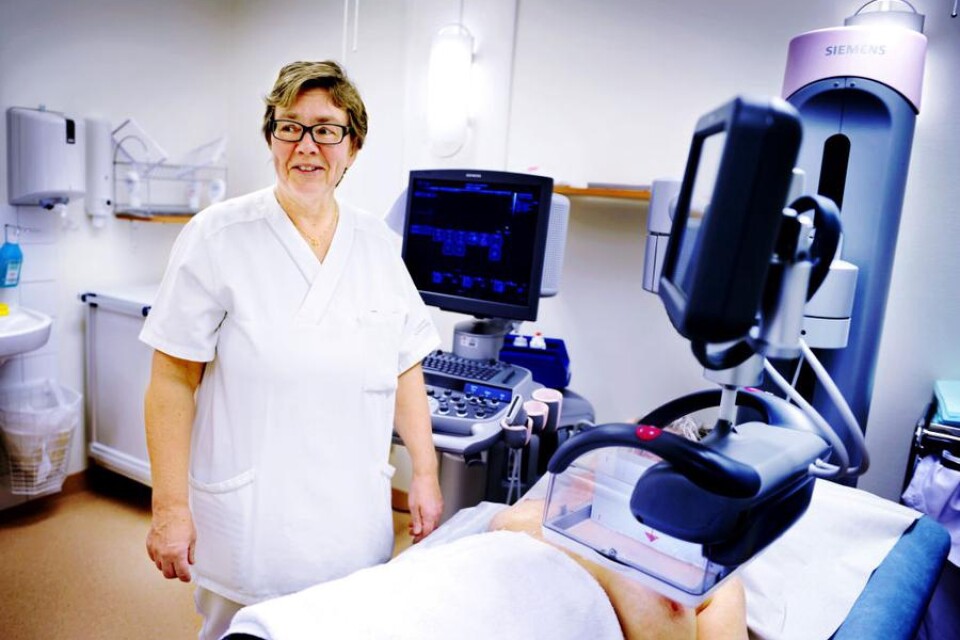 Sjuksköterskan BrittMarie Bengtsson gör ultraljudet och läkaren får mer tid till att titta på bilderna och ställa diagnos.