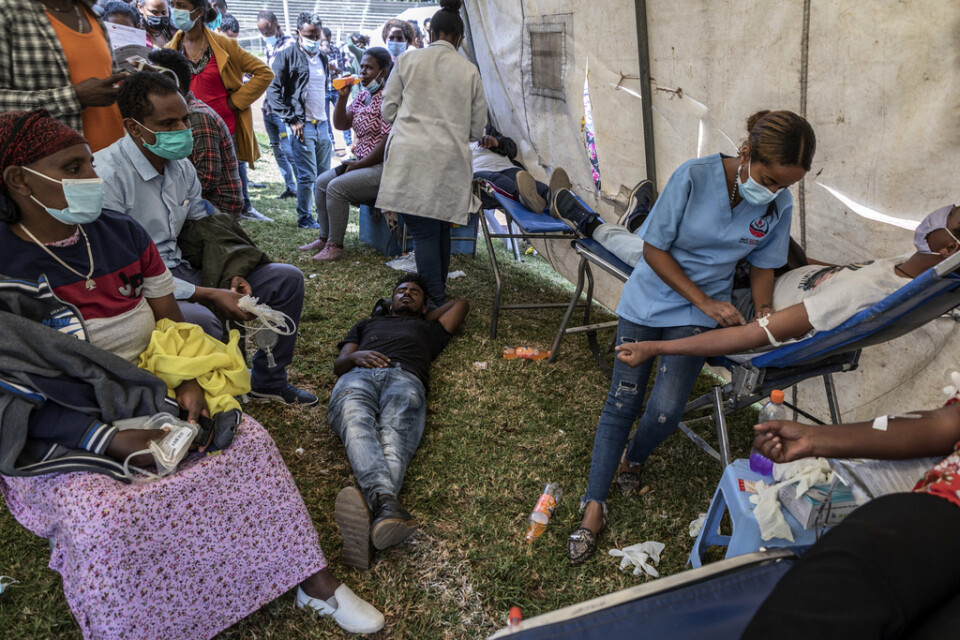 Invånare i Etiopiens huvudstad Addis Abeba köar till en mottagning för blodgivare på torsdagen sedan konflikten i Tigray blossat upp.