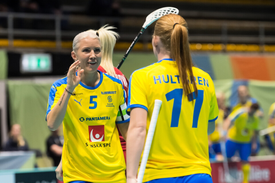 Anna Wijk och Johanna Hultgren firar ett av Sveriges mål i 10–2-segern mot Tjeckien i innebandy-VM.
