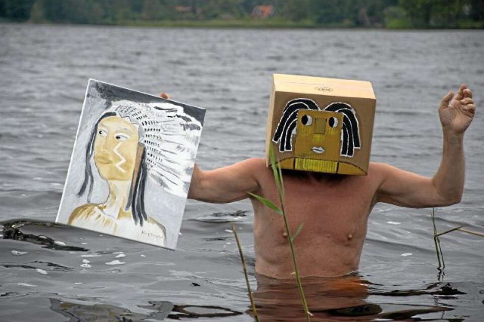 Heinz Kryschak kombinerar sin lilla konstrunda med ett bad i sjöar