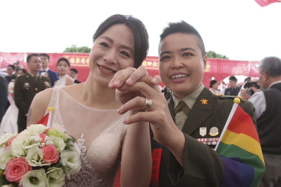 Wang Yi (till höger) och Yumi Meng visar sina ringar efter vigseln. Taiwan är ensamt i Asien om att ha legaliserat samkönade äktenskap, vilket skedde i maj 2019.