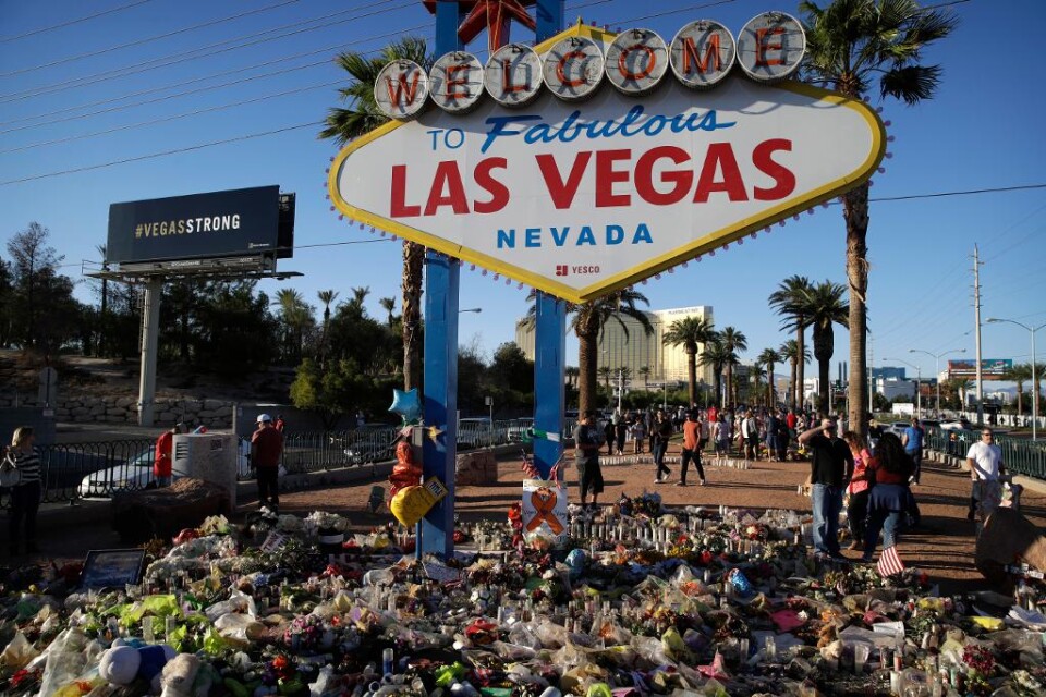 Nära två veckor efter massakern i Las Vegas är tillståndet kritiskt för en del av de 45 personer som är kvar på sjukhus. Polisen kommer nu med nya detaljer kring vad som hände när en hotellvakt skottskadades. I massakern dödades 58 människor och över 50