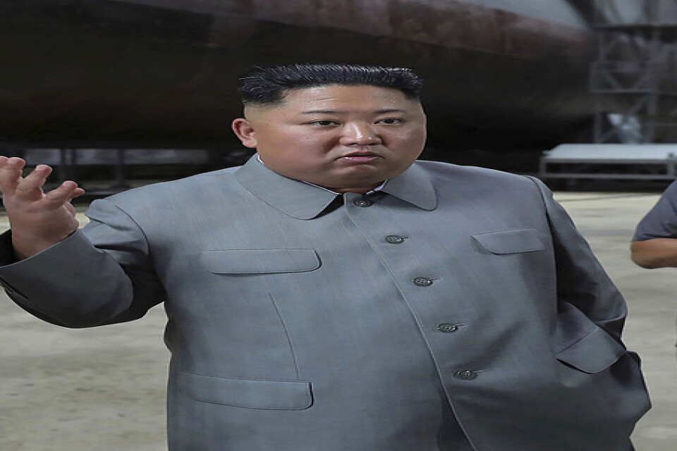 Nordkoreas diktator Kim Jong-Un syns inspektera bygget av en ny ubåt. Den odaterade bilden släpptes av regimen den 23 juli i år.