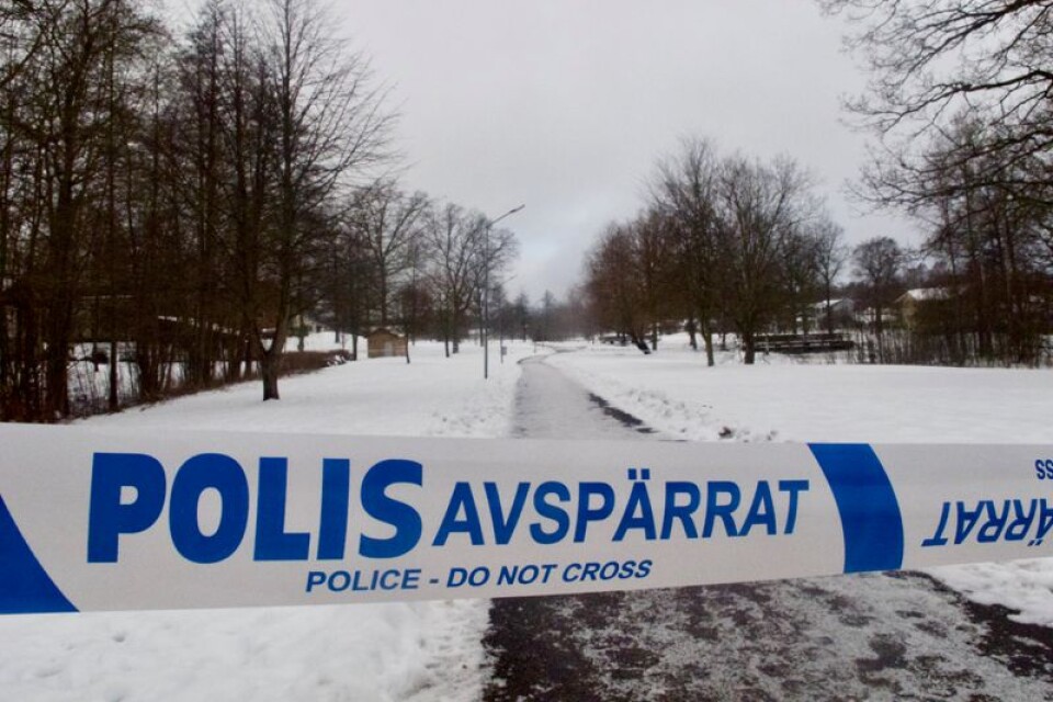 Promenadstråket vid Bjurbäcken nära Storgatan spärrades av efter mordförsöket på tisdagskvällen.