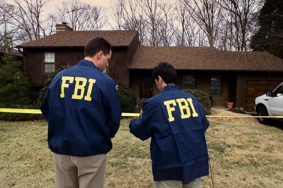 FBI-agenter utanför Robert Hanssens hem i Vienna i den amerikanska delstaten Virginia efter att han gripits 2001. Arkivbild.
