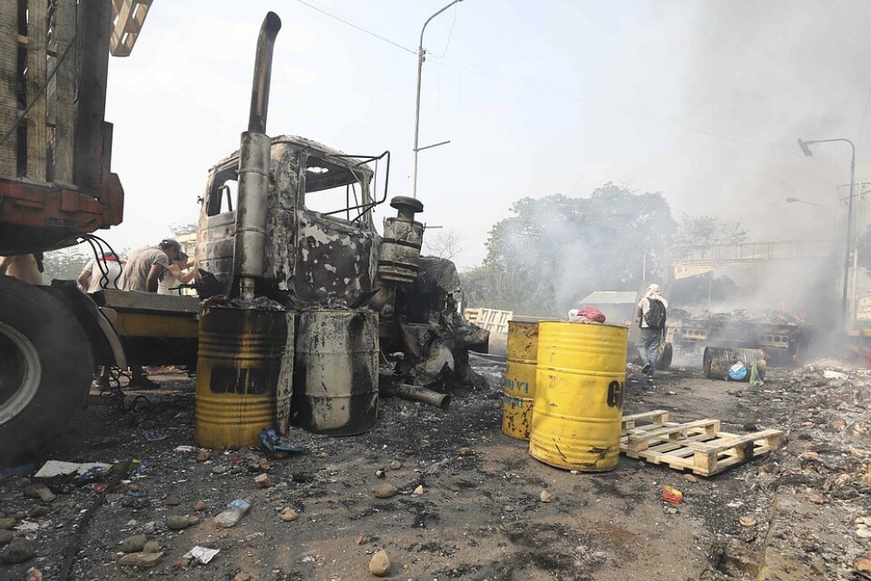 En utbränd lastbil som varit del av den biståndskonvoj som försökte komma in i Venezuela från Colombia.