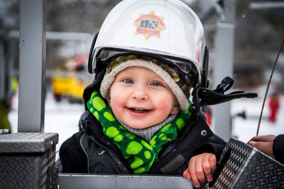 Elton Antonsson, 2 år, fick testa en brandhjälm.