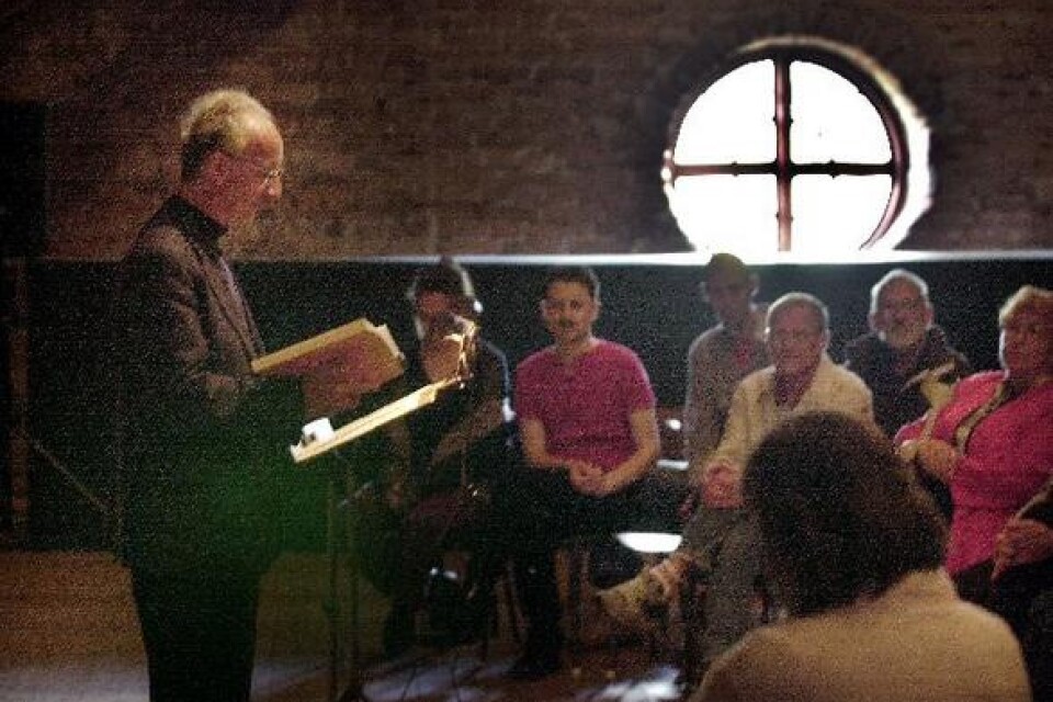 Skådespelaren Etienne Glaser läste ett urval av Lars Noréns poesi inför ett välbesökt Loftet, under gårdagens Poesidag på Wanås. Bild: Bosse Nilsson