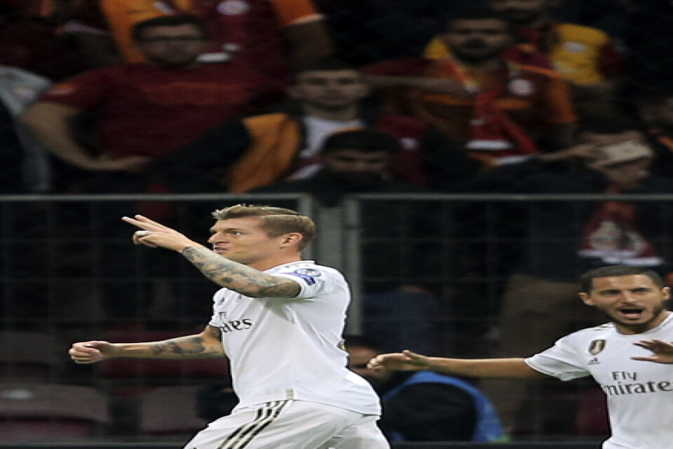 Toni Kroos firar målet som gav Real Madrid 1–0 borta mot Galatasaray.