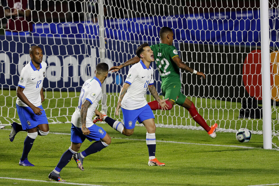 Philippe Coutinho med flera brassar firar 1–0-målet i fredagens match.