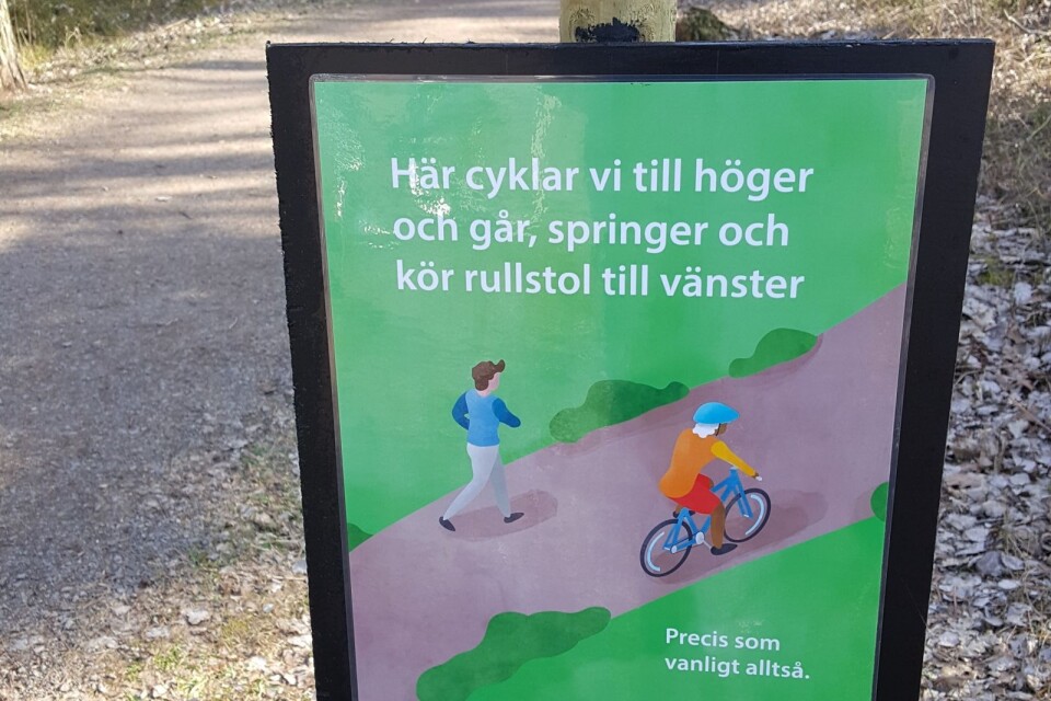 Nya skyltar är uppsatta vid motionsspåren i Kalmar kommun. Något som fått Gjalt Koopmans att reagera: ”Ska motionsspåren bli enkelriktade?”