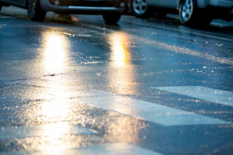 Det riskerar att bli halt på vägarna när regnet faller på de kalla vägbanorna.