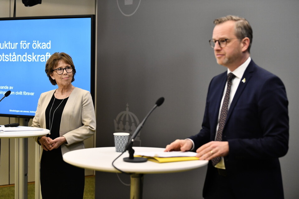 Inrikesminister Mikael Damberg (S) tar emot utredaren Barbro Holmbergs förslag om civilförsvaret.