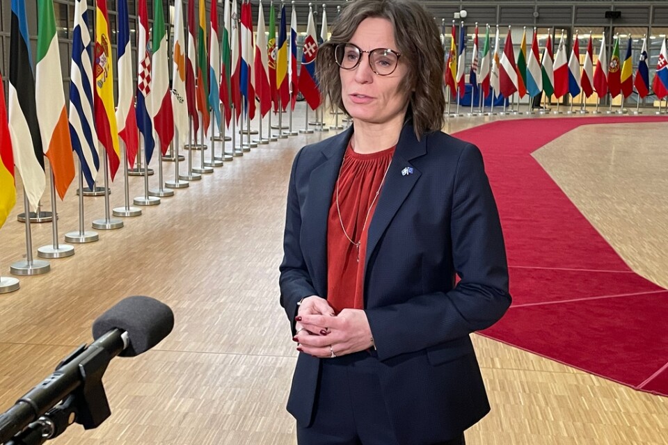 EU-minister Jessika Roswall (M) på väg in till måndagens ministermöte i Bryssel.