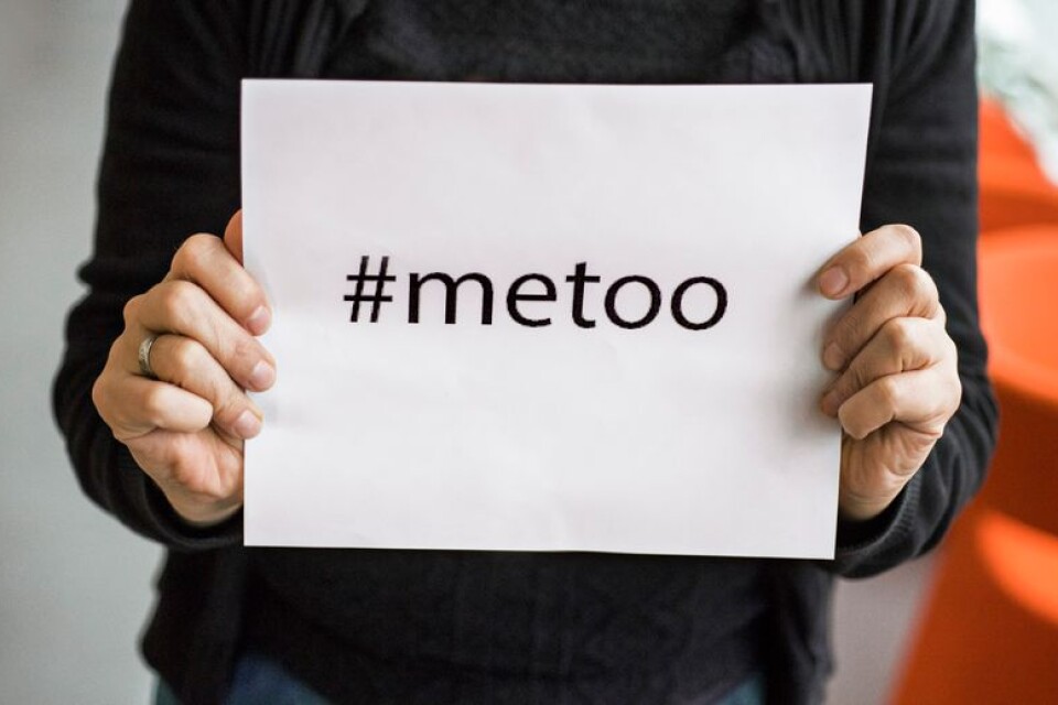 STOCKHOLM 20171120
Kampanjen #metoo på sociala medier där kvinnor delar med sig av erfarenheter av sexuella övergrepp. Kvinna håller upp en skylt.
Foto: Claudio Bresciani