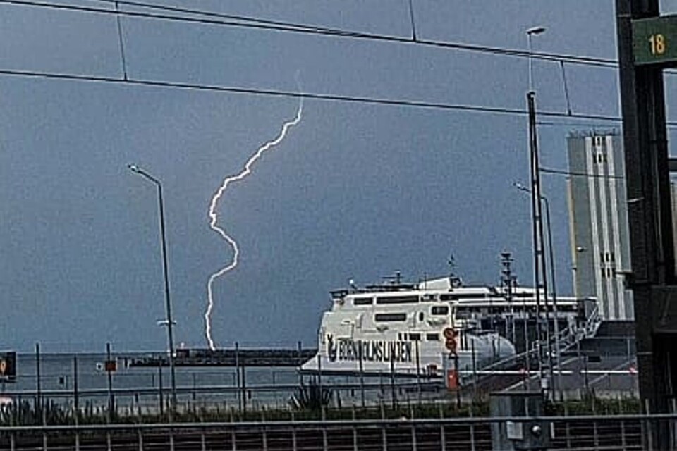 Här slår en blixt ner utanför hamnen.