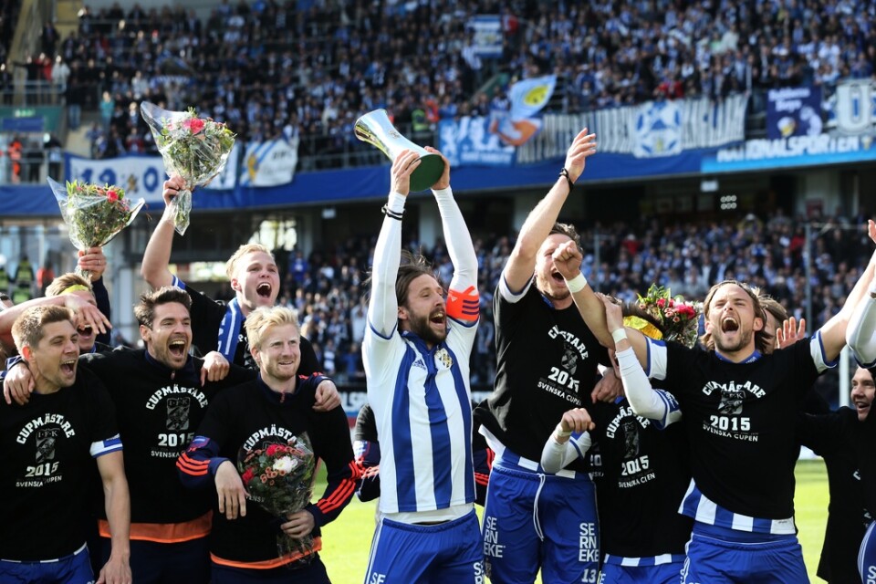 Mattias Bjärsmyr lyfter cuppokalen efter finalsegern mot Örebro 2015. Nu får han chansen att vinna sin fjärde cuptitel. IFK Göteborg möter Malmö FF i torsdagskvällens final på Gamla Ullevi. Arkivbild.