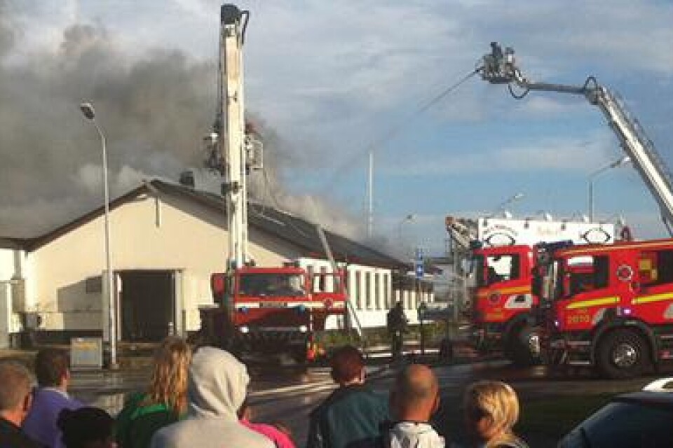 Full räddningsstyrka ryckte ut på tisdagskvällen när lokalerna för Skillinge Fisk-Impex AB i Simrishamn började brinna.