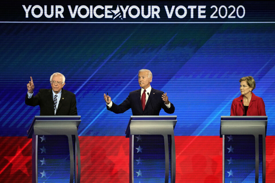 Presidentaspiranterna Bernie Sanders, Joe Biden och Elizabeth Warren fick stå i mitten under debatten, eftersom de utgör tättrion i opinionen.